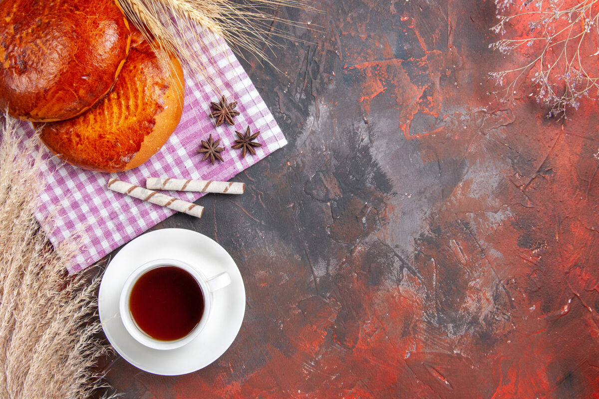 茶红色浆果切片的美味馅饼俯视图切片派餐厅