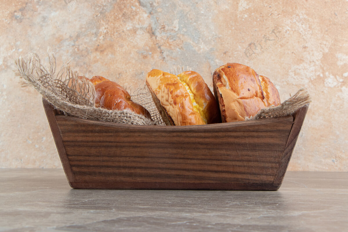 自制在大理石背景上放着各种美味糕点的木盒盒子好吃面包房
