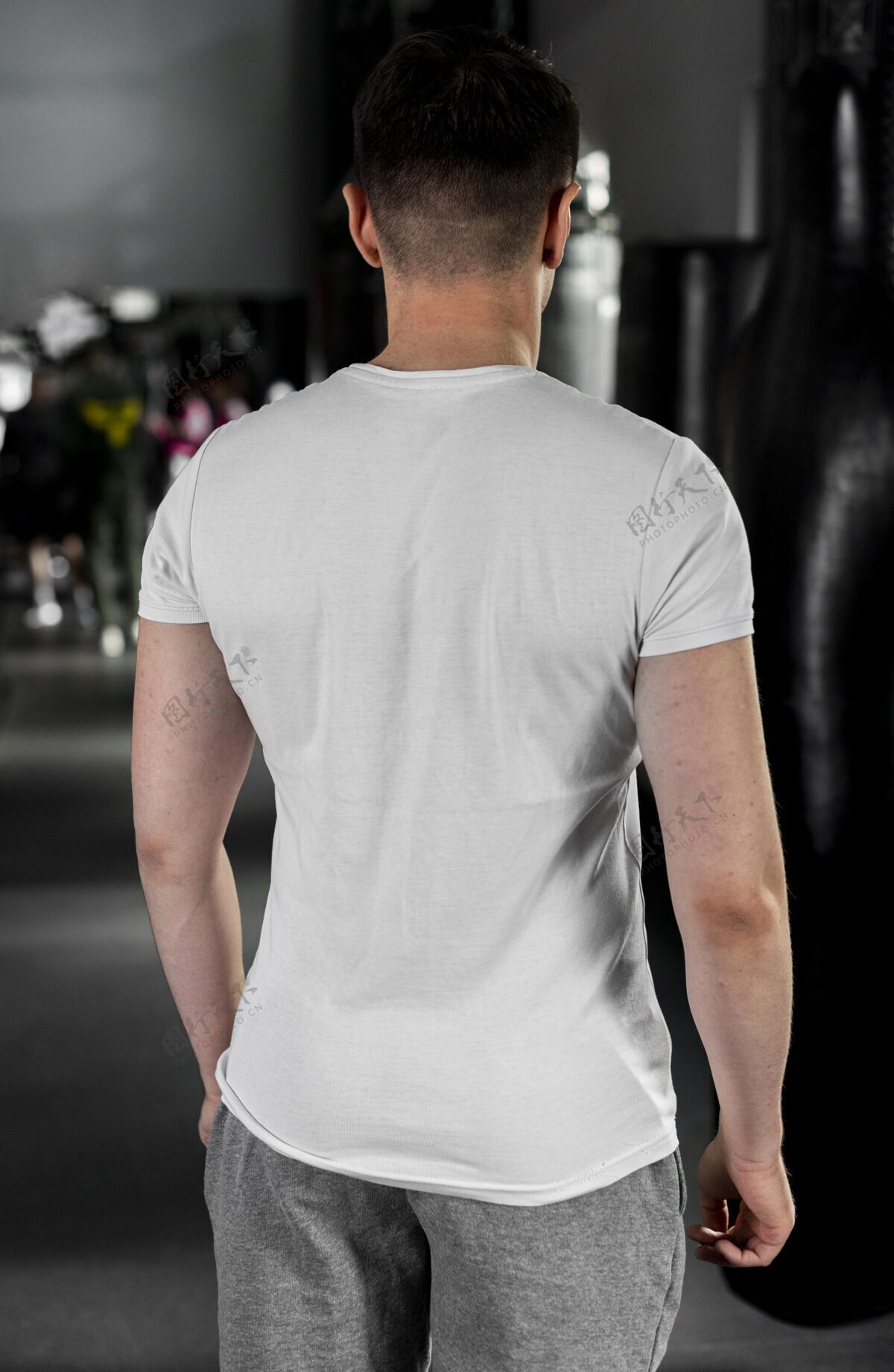 运动员穿拳击t恤的男击运动健康