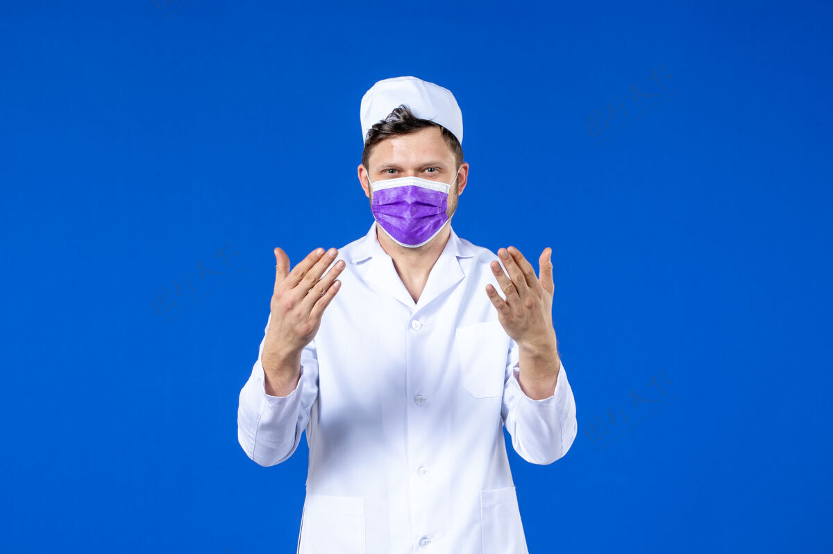 疾病身穿医疗服 紫面罩蓝色的男医生正面图药品医院男医生