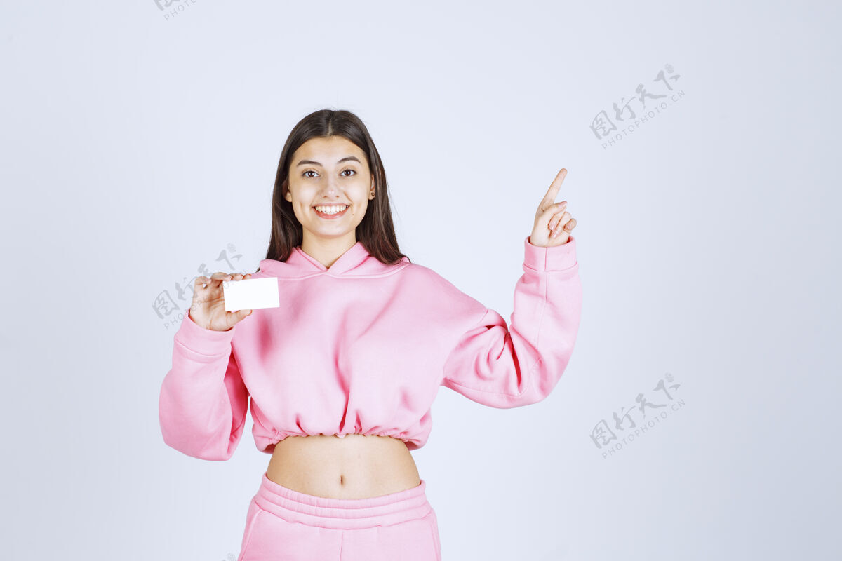 职员穿着粉色睡衣的女孩拿着名片指着别人女人人类模特