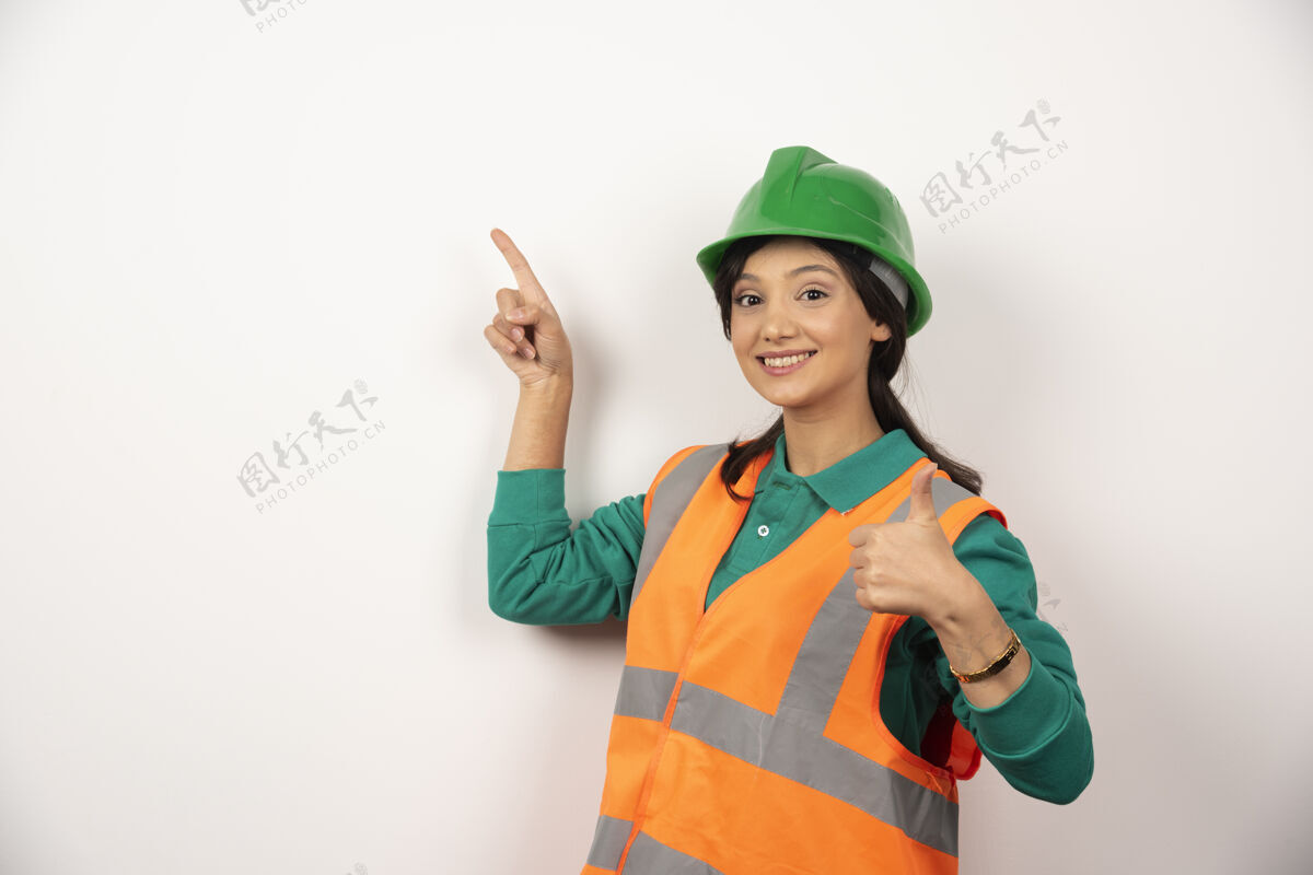 承包商白底年轻女建筑工人手臂肖像建筑