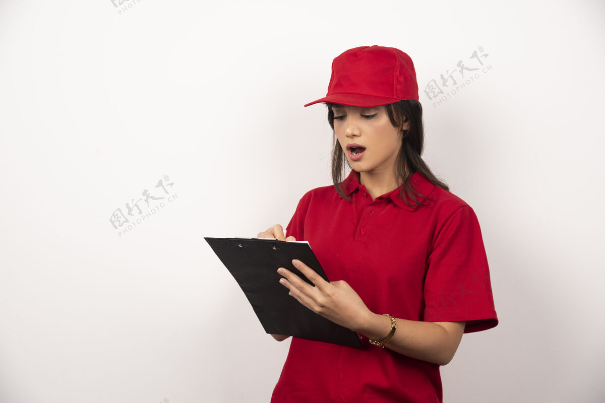 快递穿着红制服 白底写字板的年轻工人女性工作年轻人