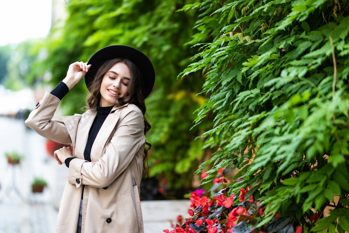 秋天时尚户外照片年轻漂亮的女人在优雅的服装和黑帽子走在街上街道华丽时尚