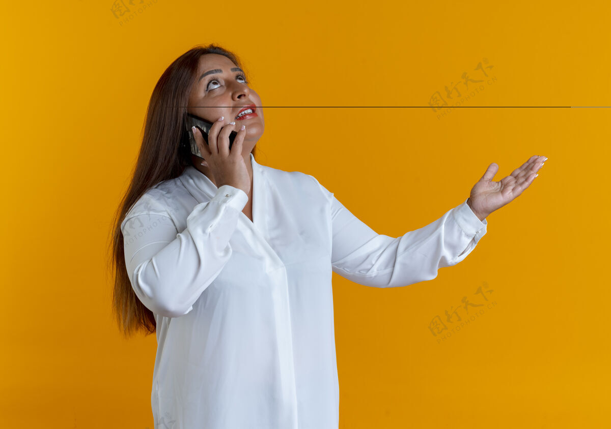 电话仰望着满心欢喜的漫不经心的白种中年女子讲电话和摊手女人随意说话