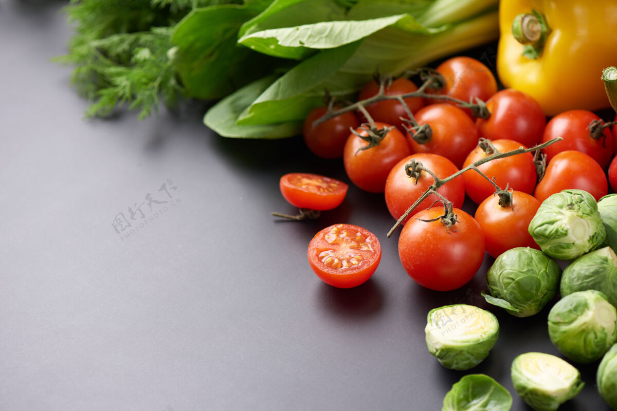 混合不同的蔬菜放在桌子上平放 俯视图健康分类水果