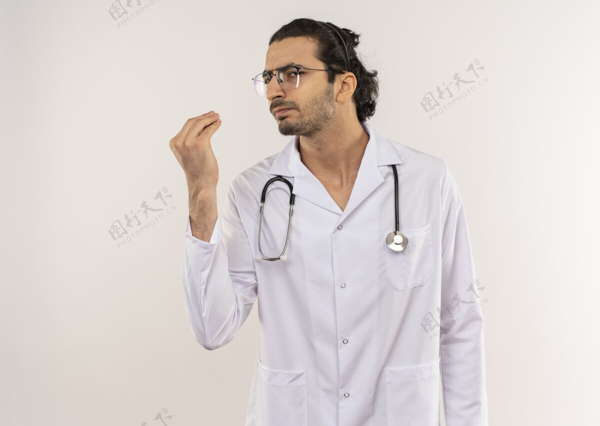 医生年轻的男医生戴着眼镜 穿着白色长袍 听诊器显示着提示手势光学眼镜提示