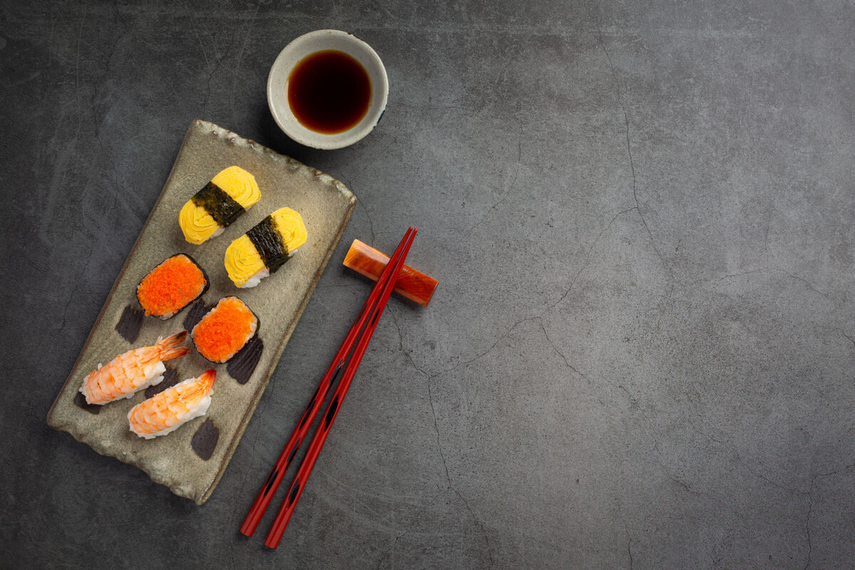 石头传统的寿司在黑暗的表面特写食物Maki