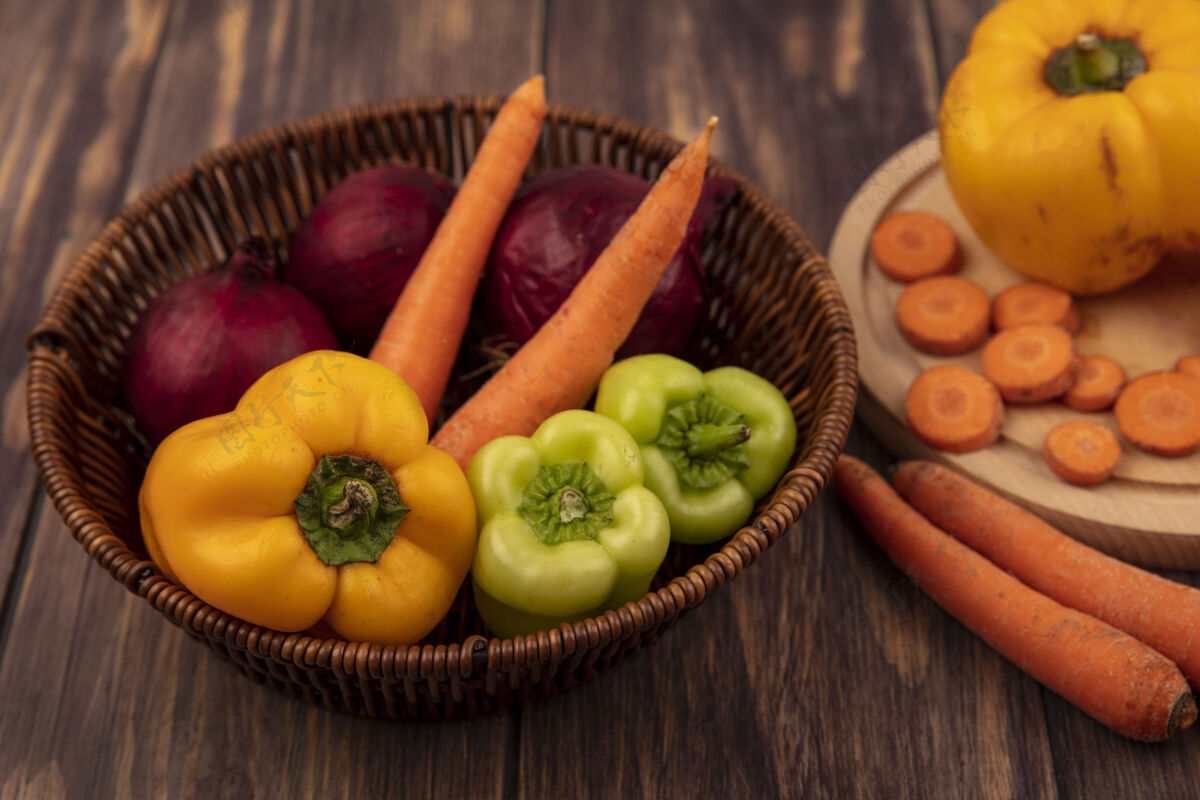 洋葱顶视图新鲜和健康的蔬菜 如红洋葱五颜六色的辣椒和胡萝卜在木桶表面健康蔬菜美味