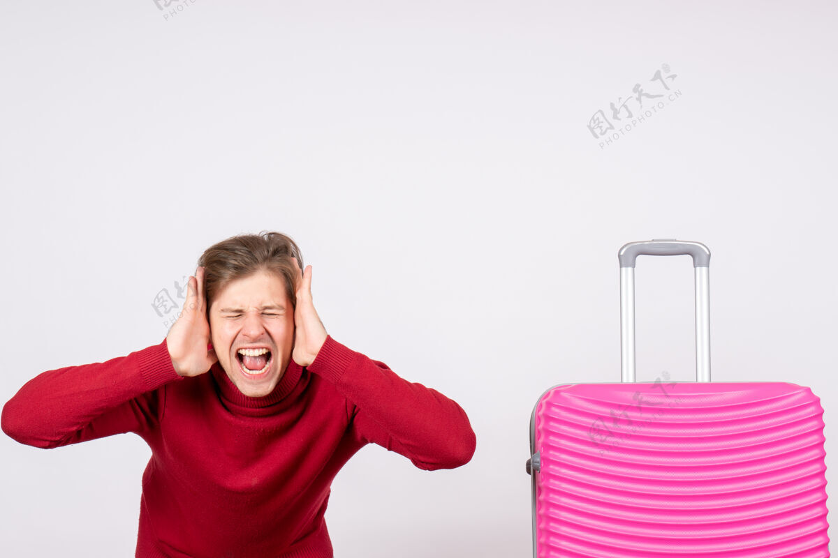 前面正面图带着粉色包的年轻男性在白色背景上尖叫情感模型旅行航班夏季彩色假期飞行微笑漂亮