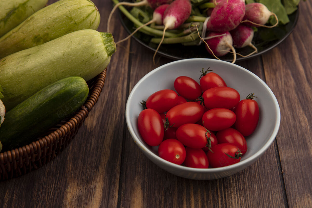 农业顶视图红色有机西红柿与新鲜蔬菜 如西葫芦黄瓜在木桶表面木材配料农业