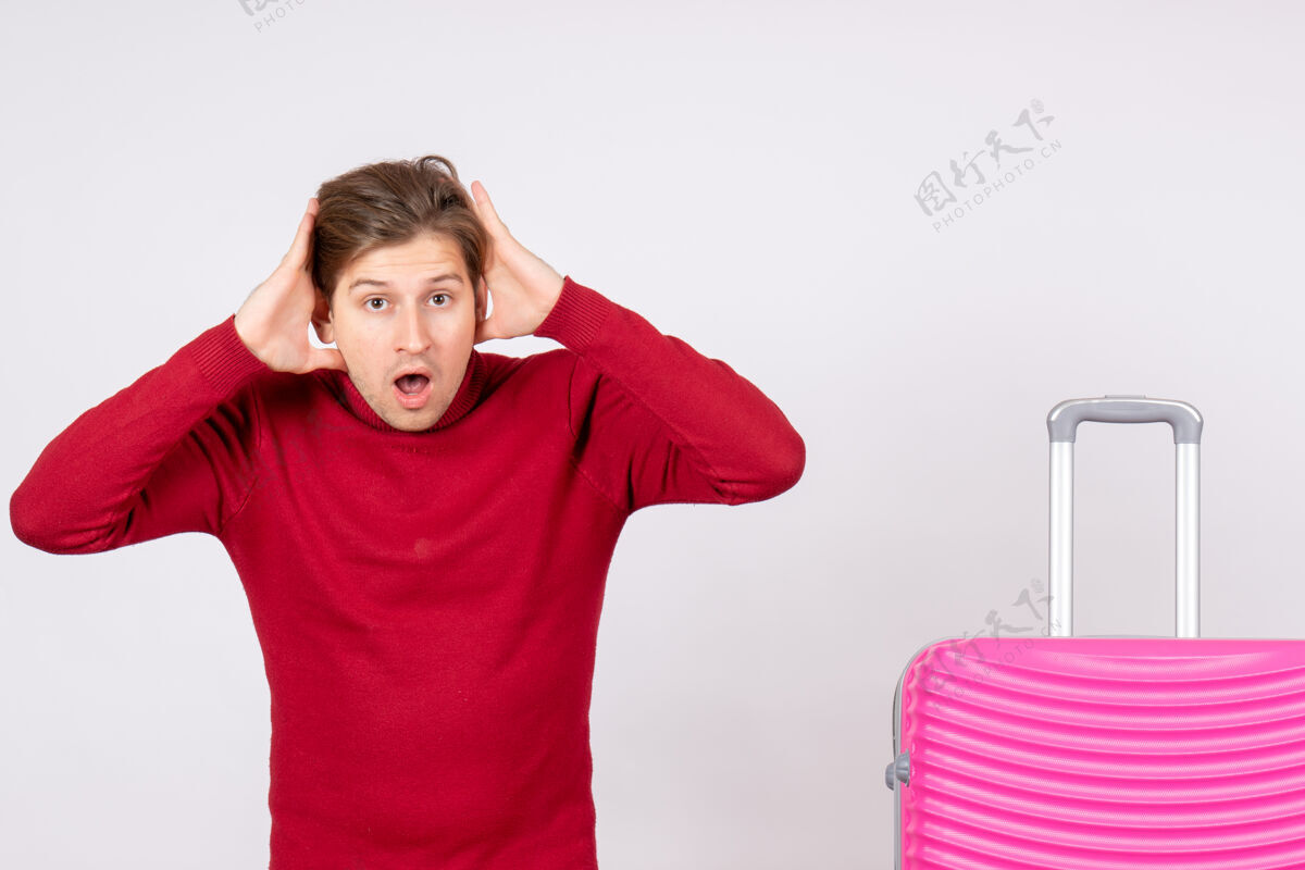 人正面图白色背景上带粉色包包的年轻男性情感模型旅行航班夏季彩色假期微笑年轻男性背景