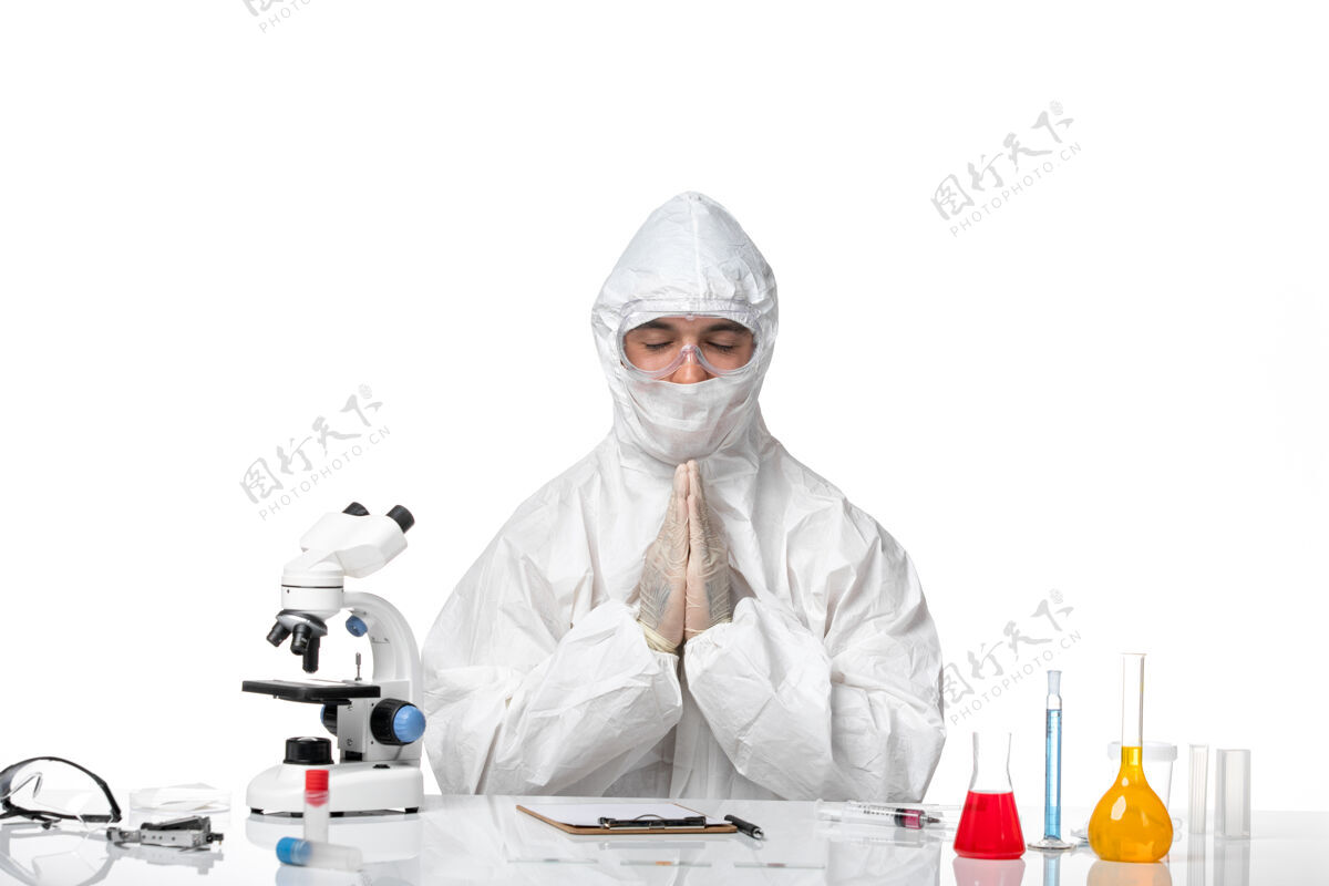 药品正面图：男医生 穿着防护服 戴着面具 在空白处微笑祈祷口罩病毒祈祷