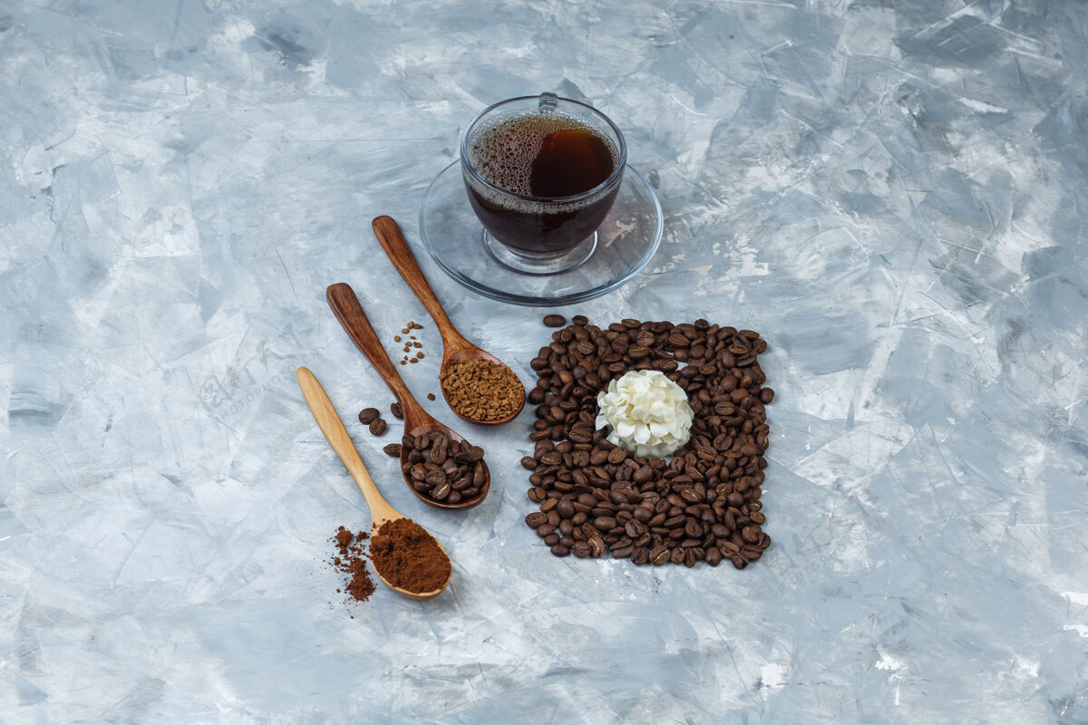 友谊一些咖啡豆 一杯咖啡加咖啡豆 速溶咖啡 咖啡粉放在木勺里卡布奇诺大理石泡沫