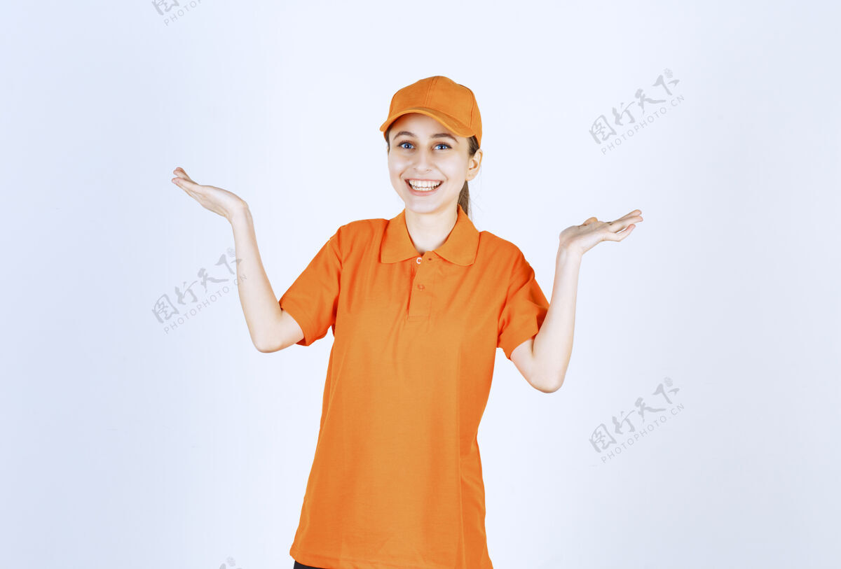 船运女信使穿着橙色制服 帽子指向两边年轻工人聪明