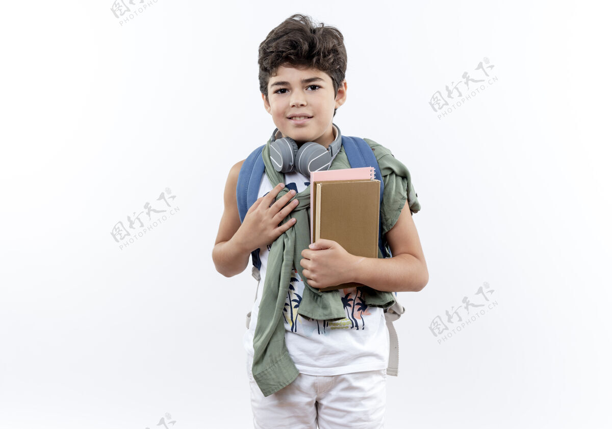 小的高兴的小男生背着书包戴着耳机拿着书孩子耳机学生