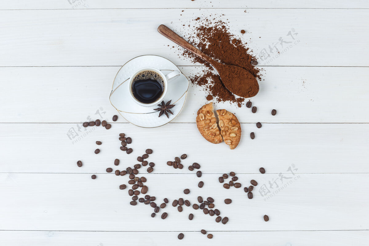 咖啡一些咖啡与磨碎的咖啡 香料 咖啡豆 饼干在一个木杯背景上 平放杯子食物香料