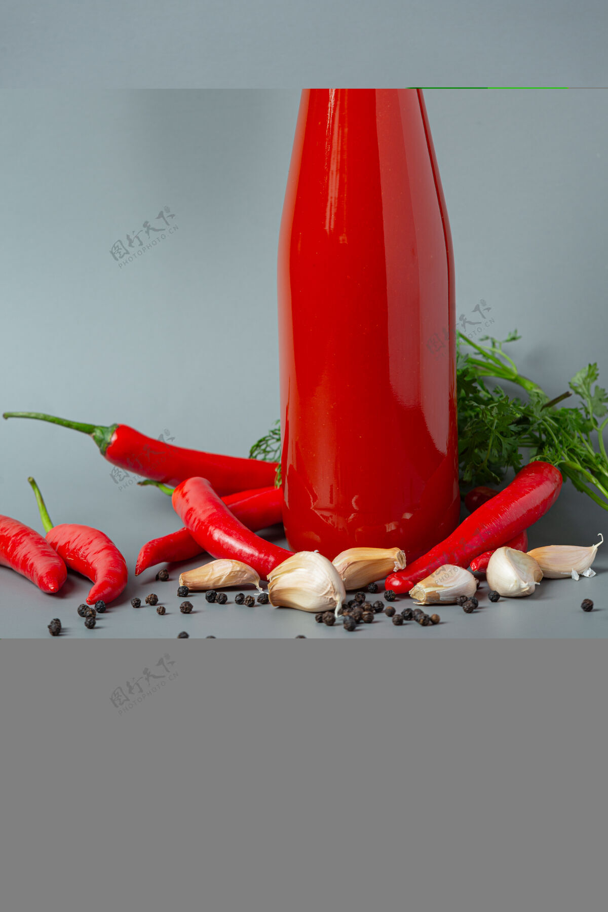 叶子在瓶子里放辣椒酱 在深色的木头表面放辣椒蔬菜红色辣椒