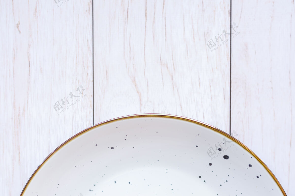 晚餐木表面白色陶瓷板 顶视图木头早餐油漆