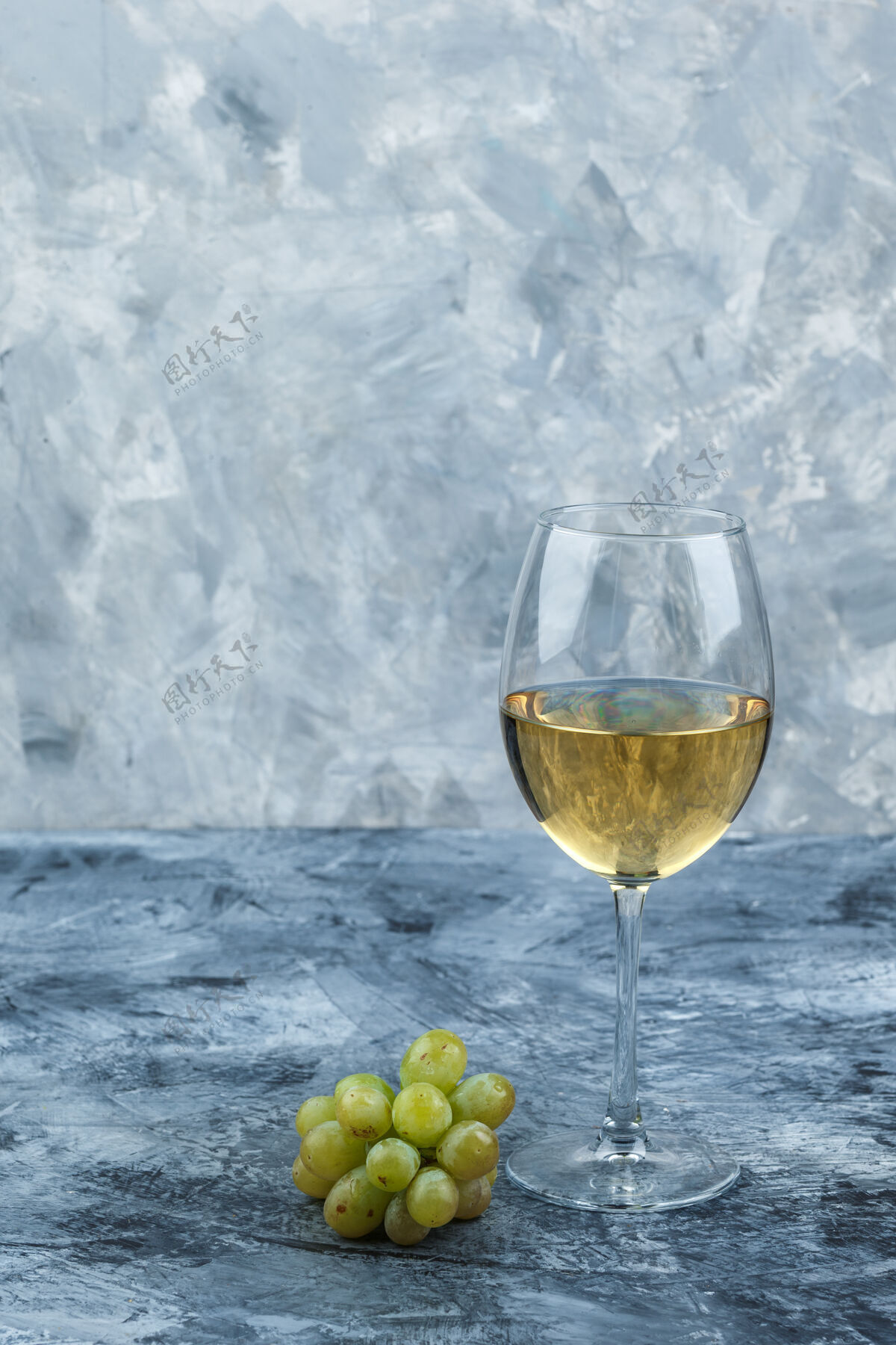 营养一套葡萄酒和绿色葡萄在一个肮脏的石膏背景侧视图食物果汁美味