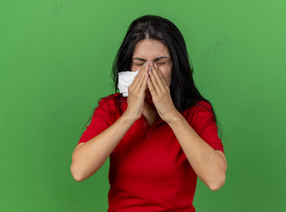 年轻年轻的白种人生病的女孩拿着餐巾 手放在鼻子上打喷嚏 隔离在绿色的墙上 留着复印空间疾病保持餐巾