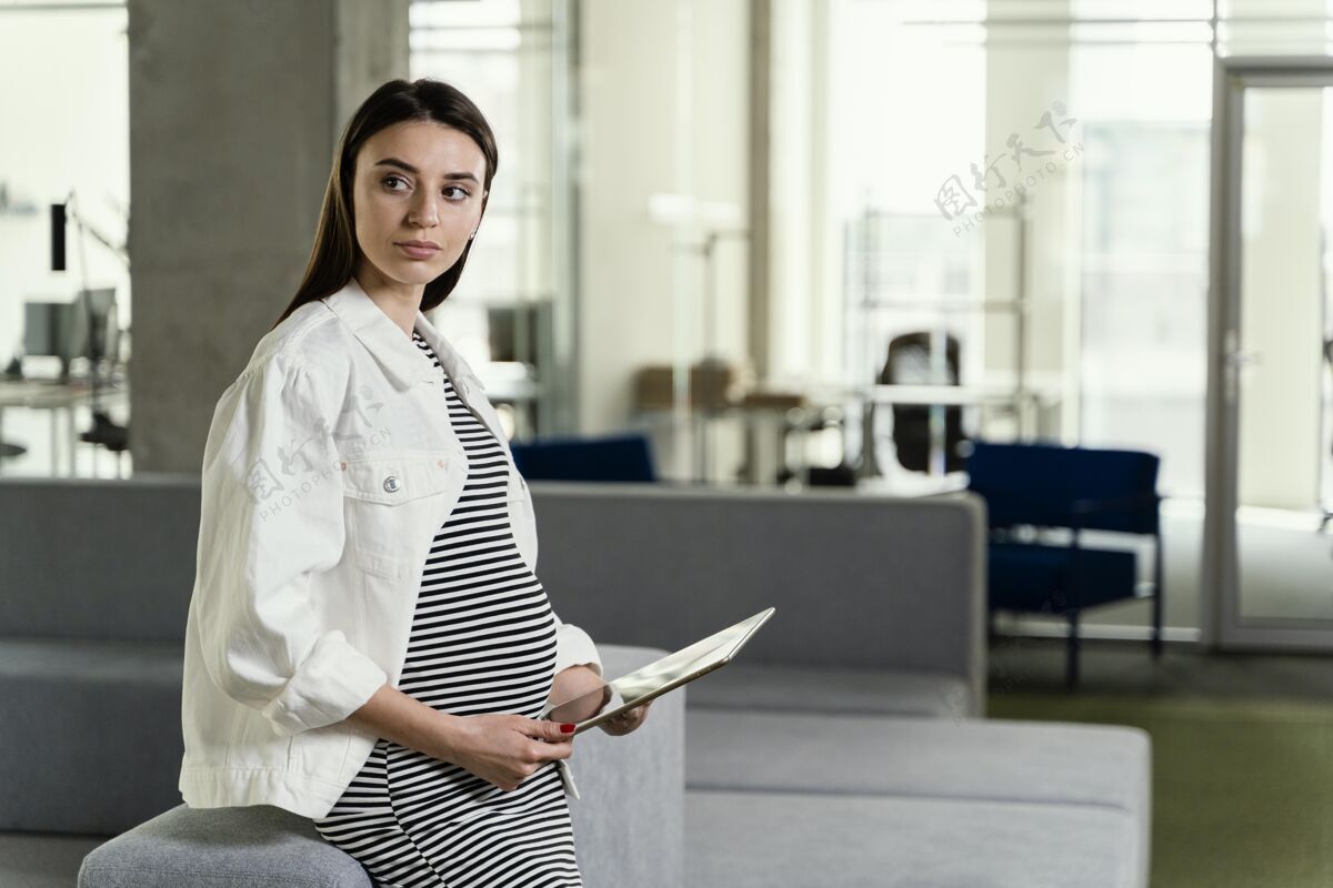 女性在办公室工作的孕妇公司业务公司