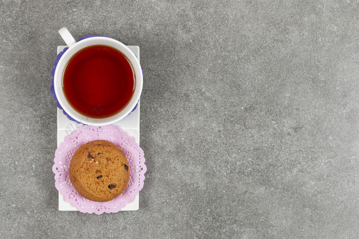 甜点在白碟子上放一杯茶和饼干可可美味茶