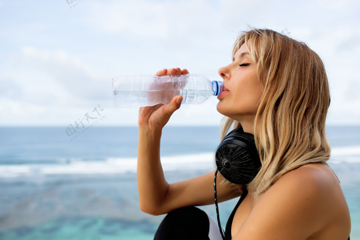 水漂亮的金发美女喝水运动女人健康
