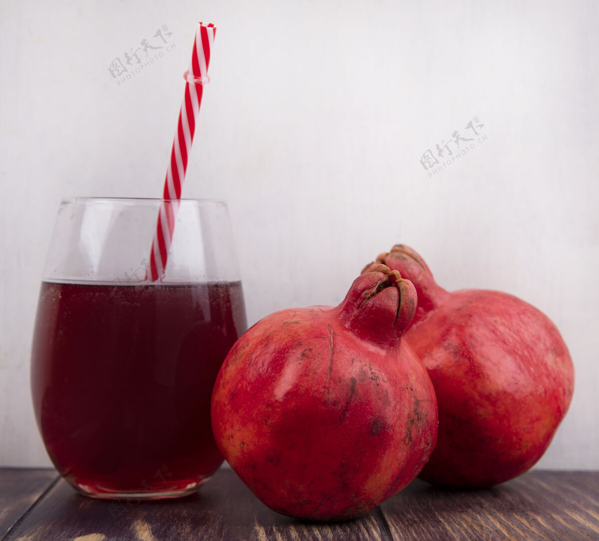 稻草一杯果汁和一根红色吸管的石榴正面图玻璃食品果汁