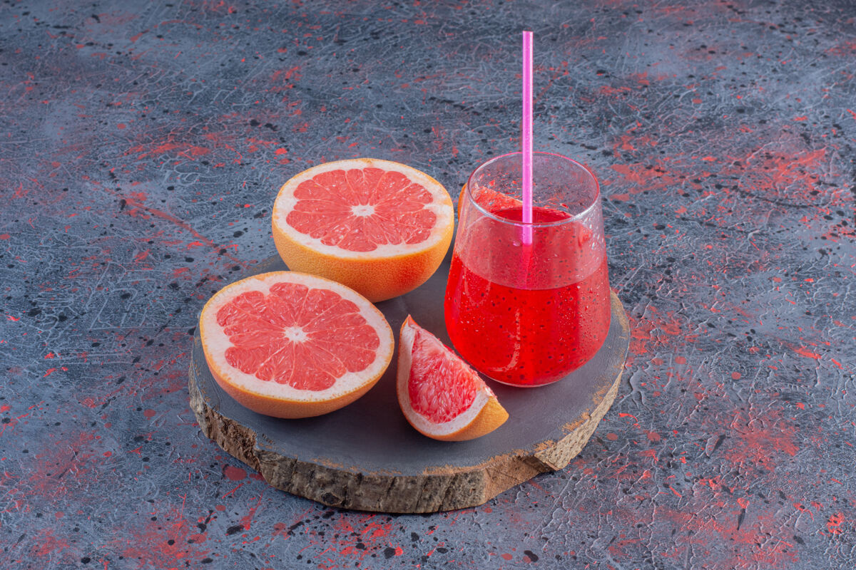 茶熟透的葡萄柚汁放在木板上湿苏打水新鲜