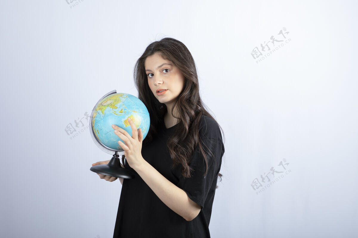 姿势黑发女人拿着地球仪摆姿势女孩情感地球