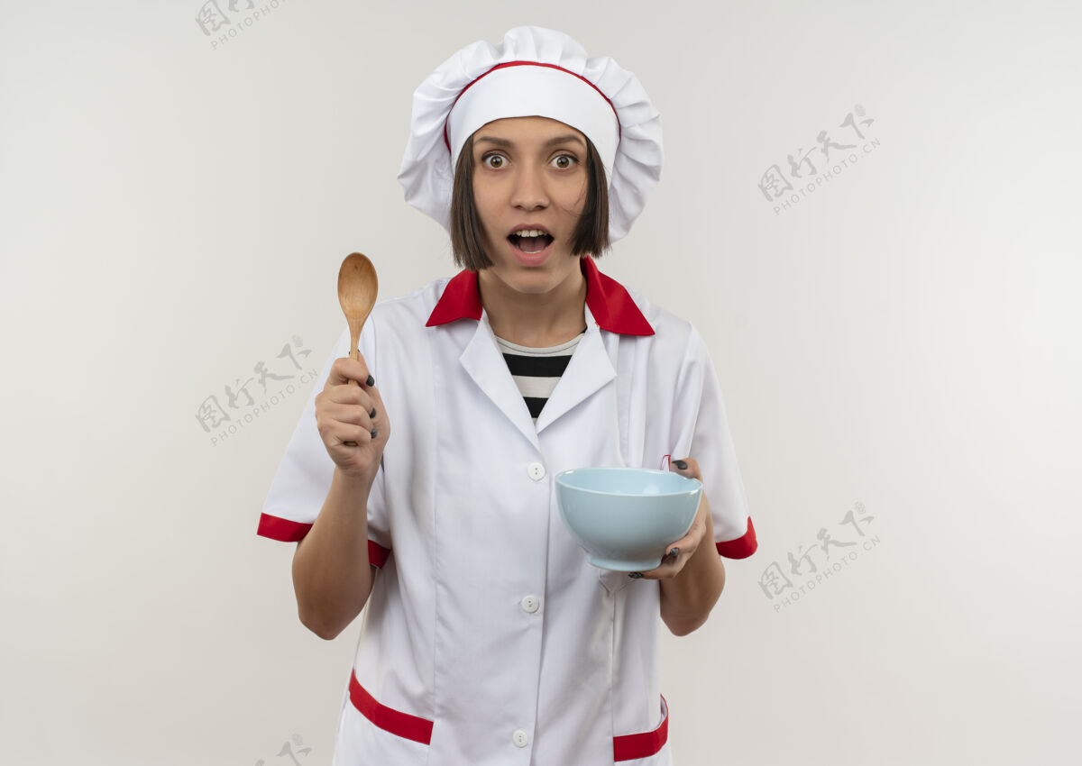 复制令人印象深刻的年轻女厨师在厨师制服举行汤匙和碗孤立的白色与复制空间勺子印象制服