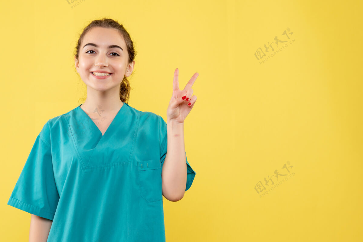 健康正面图黄色背景上年轻的女医生穿着医疗服成人背景人
