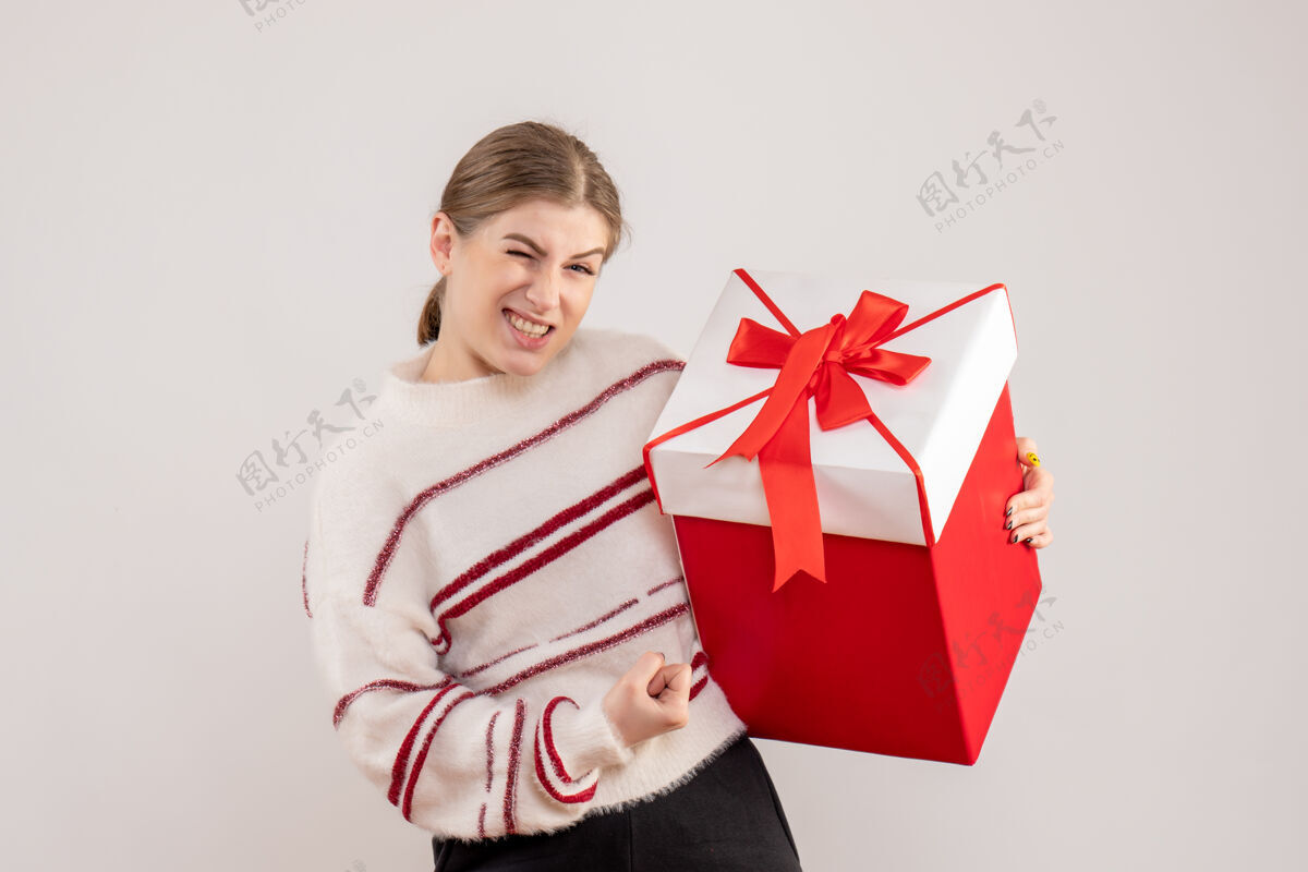 看法年轻的女性拿着礼物在白色的盒子里丝带盒子庆祝