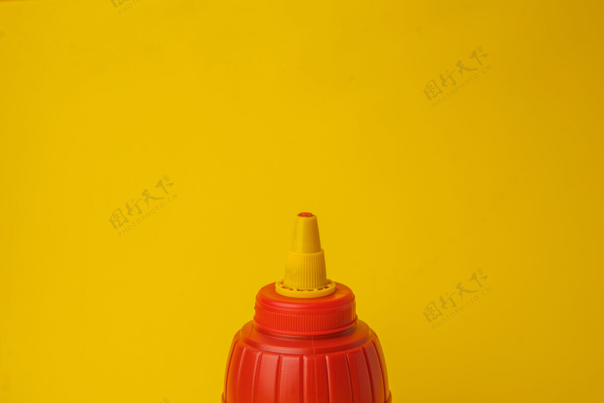 烹饪黄色墙上红色番茄酱瓶的特写镜头菜肴晚餐午餐