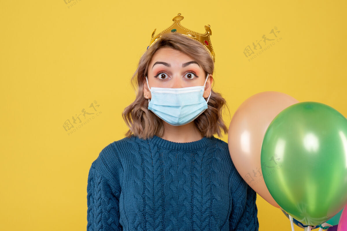 医疗年轻的女性拿着黄色的无菌面具气球医生人们面具