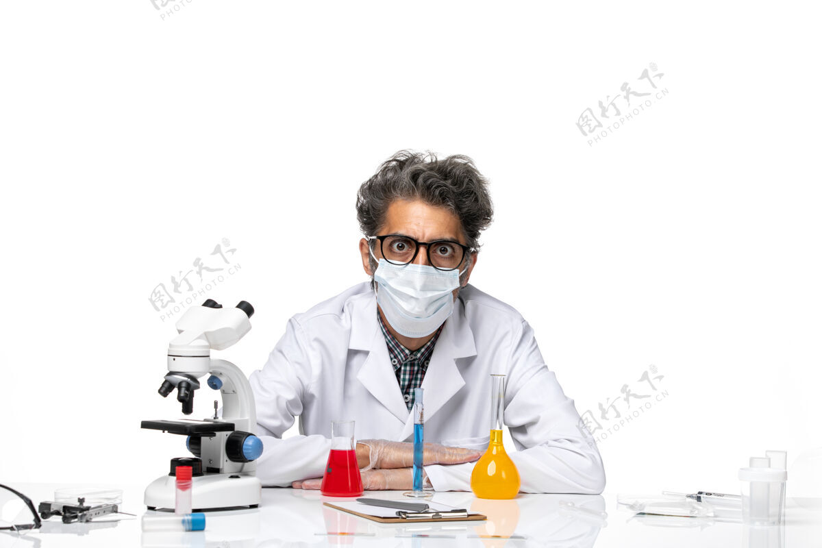 办公桌正面图中年科学家穿着特殊的西装坐着解决方案和思考科学思维男性