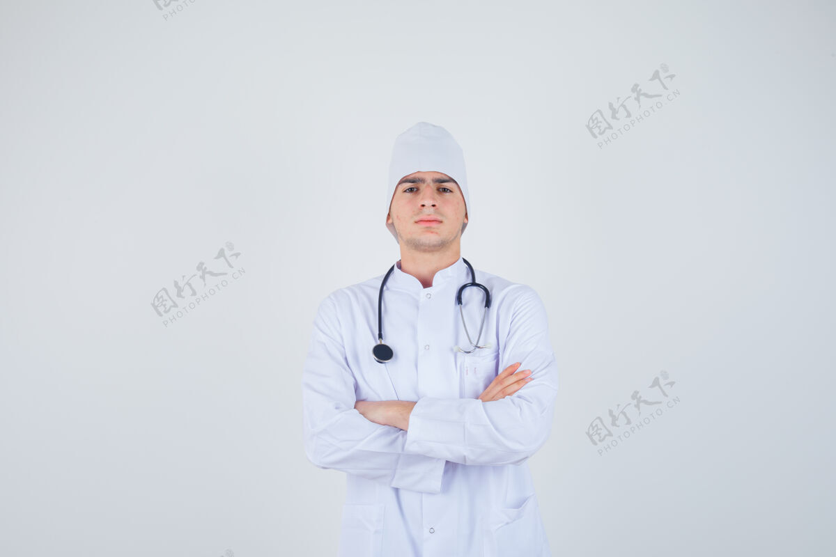 积极医生 一个穿制服交叉双臂站着的男孩 看上去很自信正视图听诊器医疗保健英俊