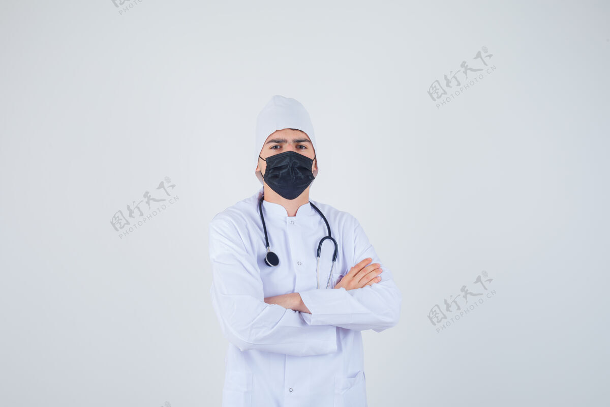 交叉身穿白色制服 戴着面具 看上去自信满满的年轻人的肖像画专业医学成人