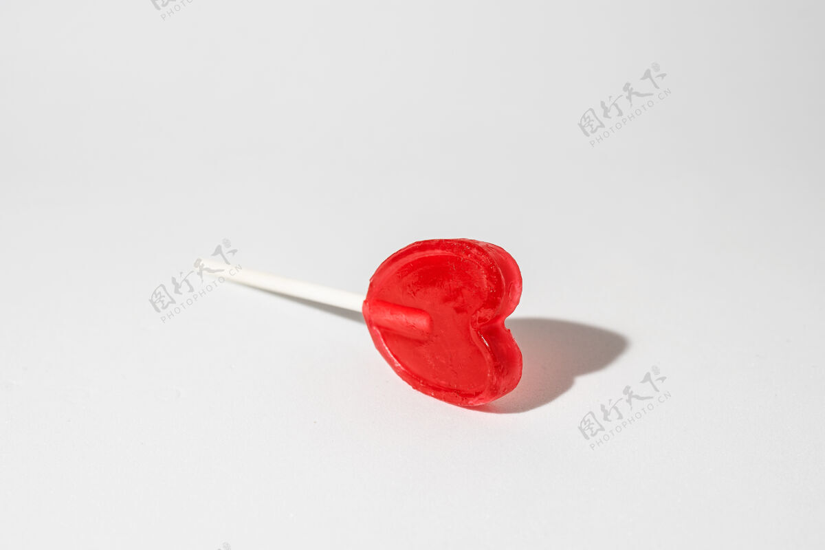 甜点特写镜头一个单一的心形棒棒糖在白色的背景吸盘糖果单一