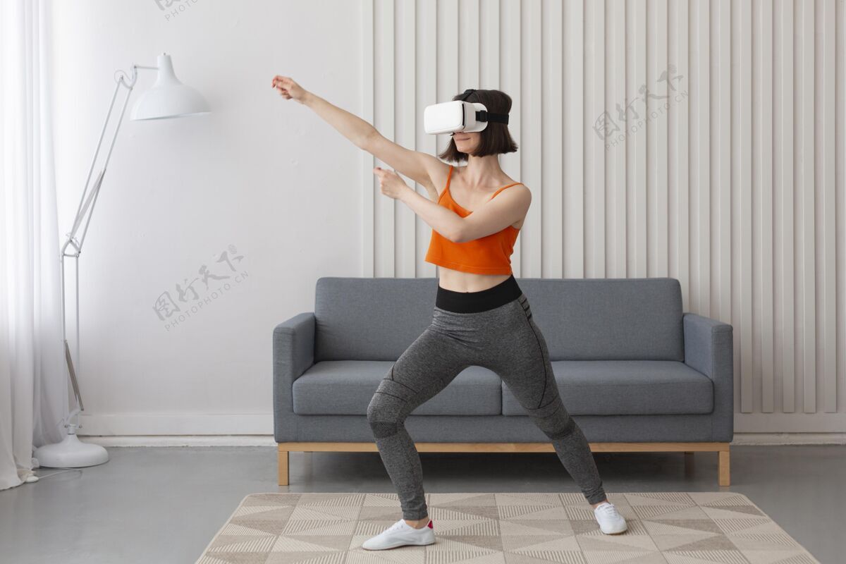 水平戴着虚拟现实护目镜玩电子游戏的年轻女子数字技术控制台