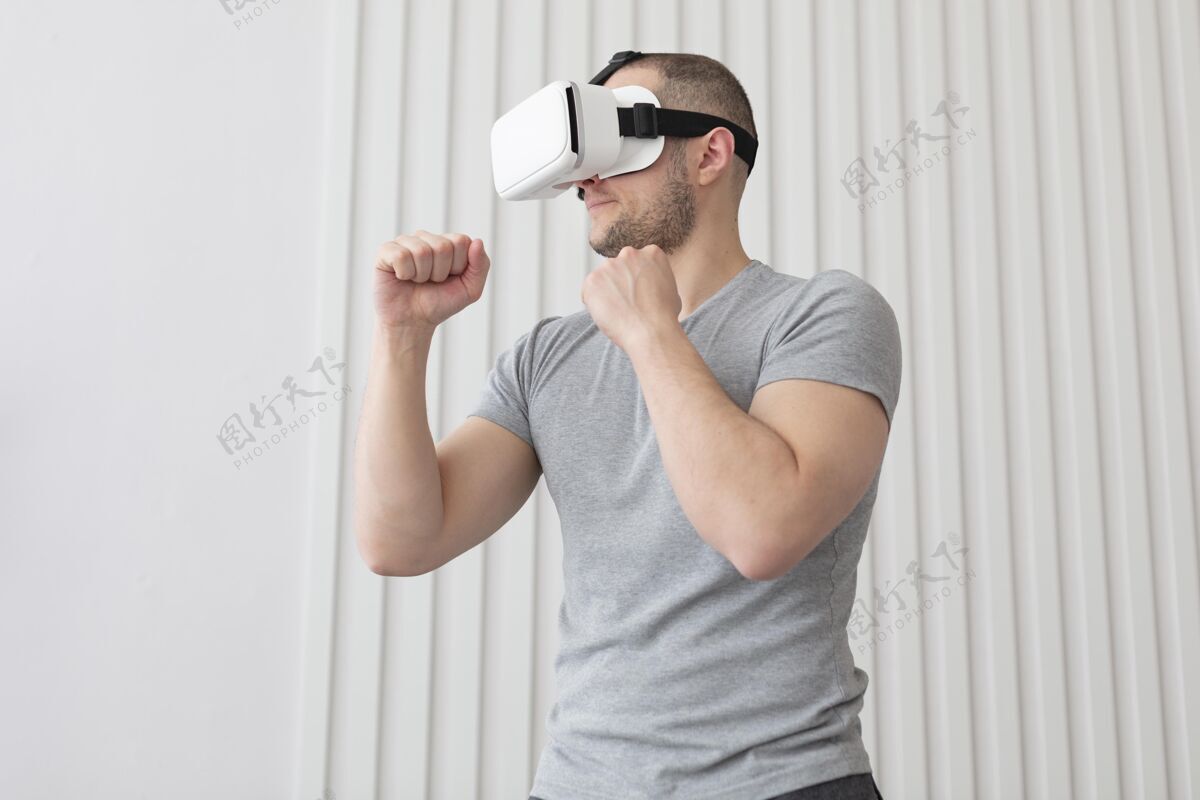 视频游戏戴着虚拟现实护目镜玩电子游戏的年轻人虚拟技术控制台
