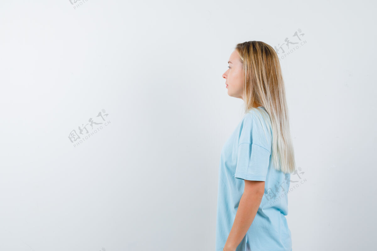 黑发一幅年轻女士穿着t恤望向别处 看上去自信满满的正面照片清洁封闭水疗
