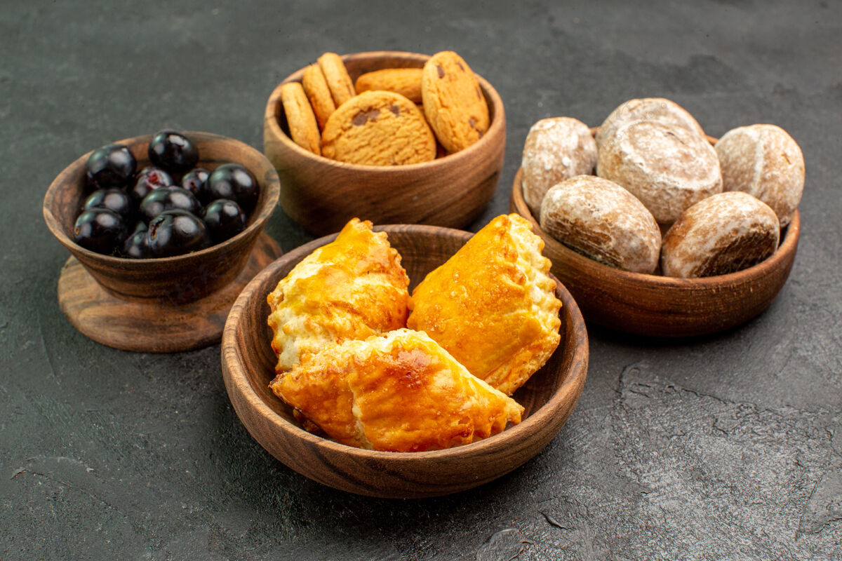 烘烤正面是美味的甜饼 表面有饼干和橄榄 甜饼馅饼可食用的水果水果饼干