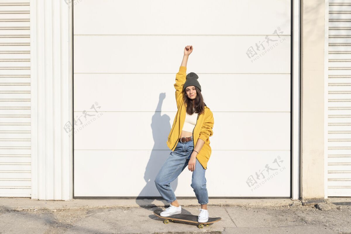年轻人玩滑板的年轻女子溜冰女人滑板