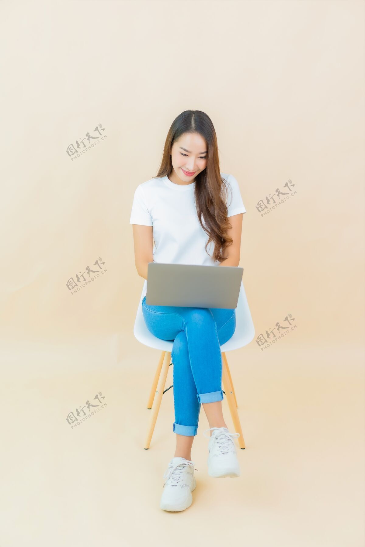 女性肖像美丽的亚洲年轻女子用笔记本电脑在米色房间房子笔记本电脑
