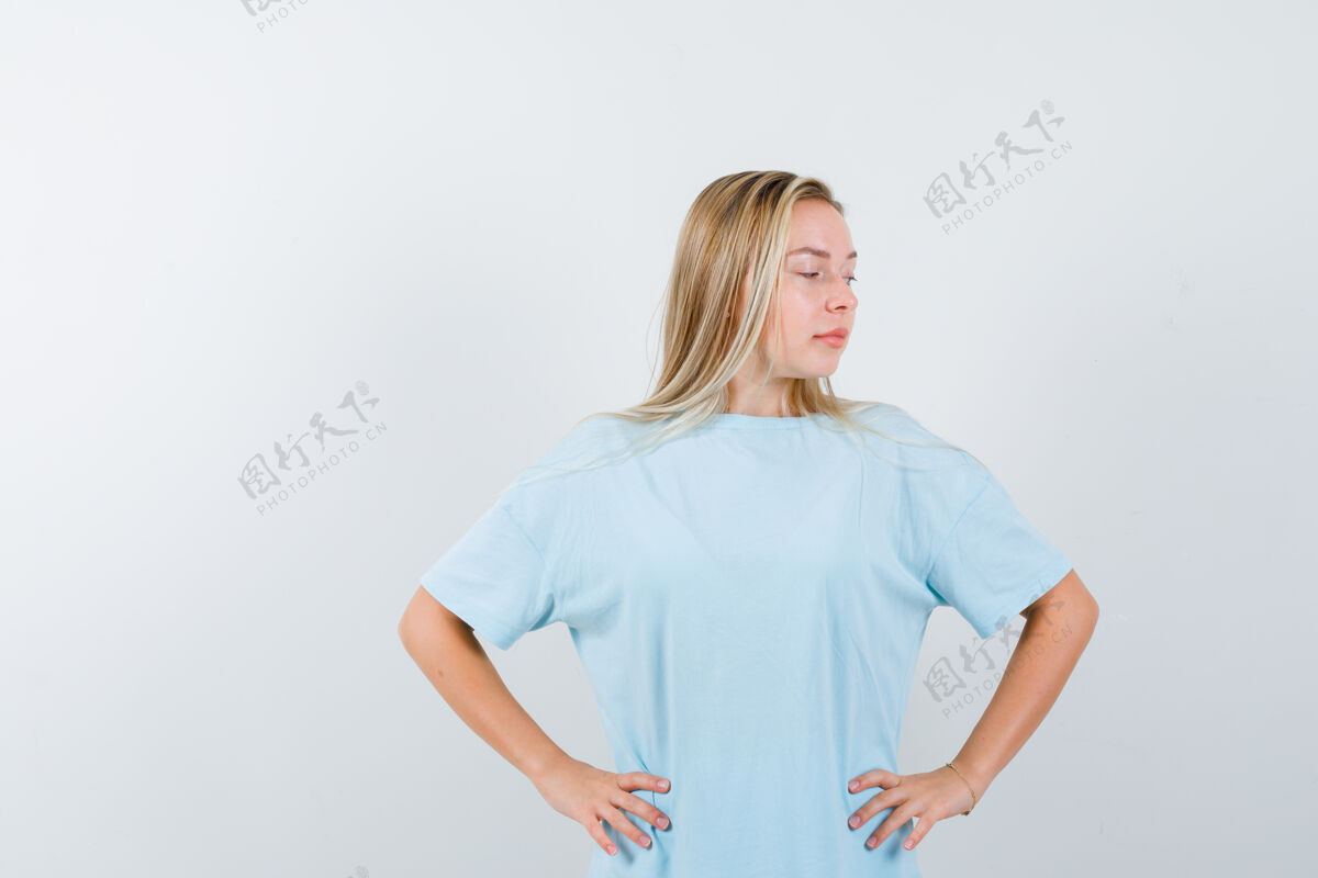 黑发年轻女士穿着t恤 手放在腰上 看起来很自信 正面视图新鲜模特健康