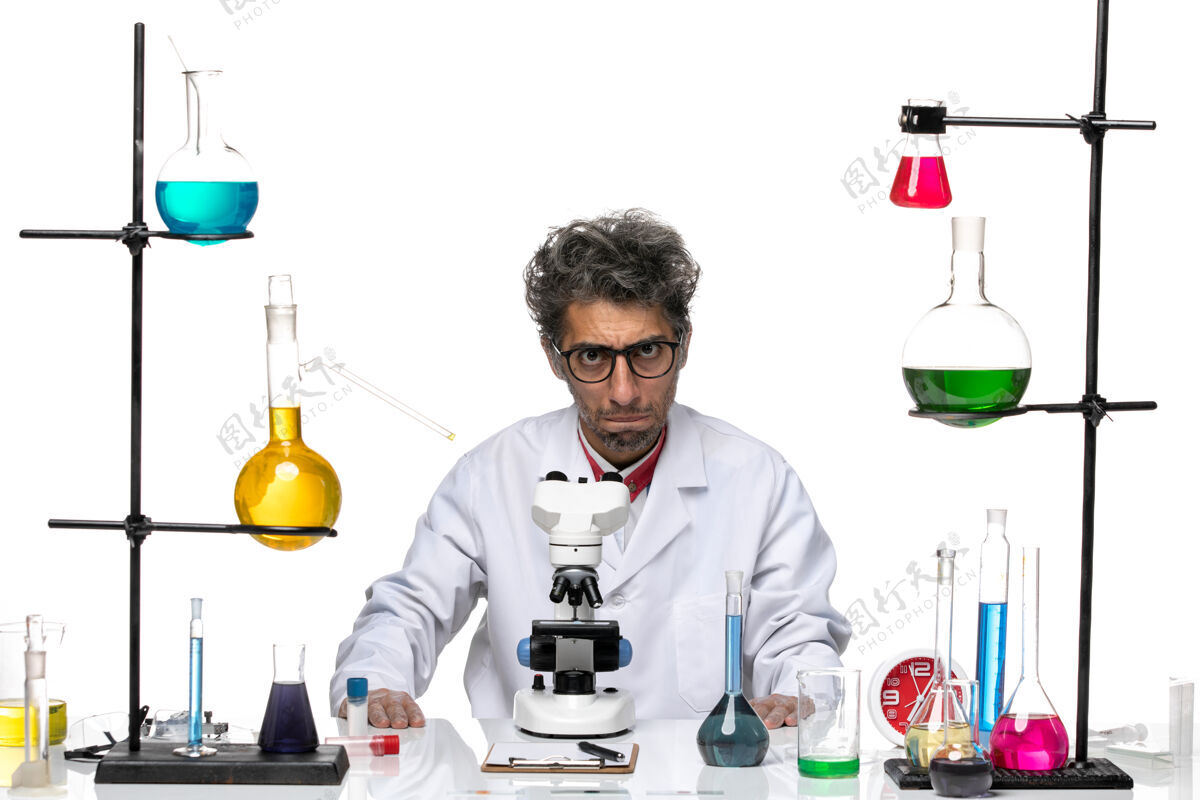 实验室前视图穿着白色医疗服的男科学家就坐着职业专业人