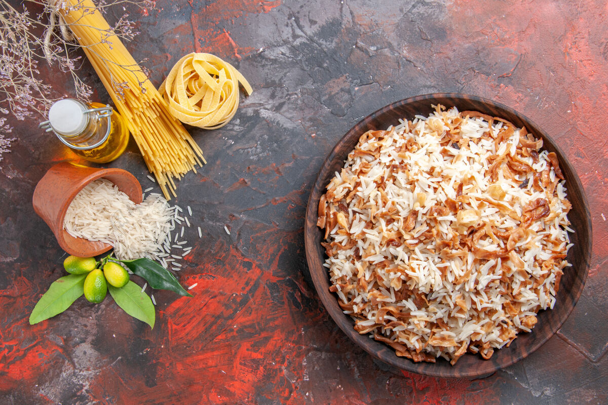 传统顶视图米饭面团片上的深色表面食物照片餐盘米饭晚餐香料