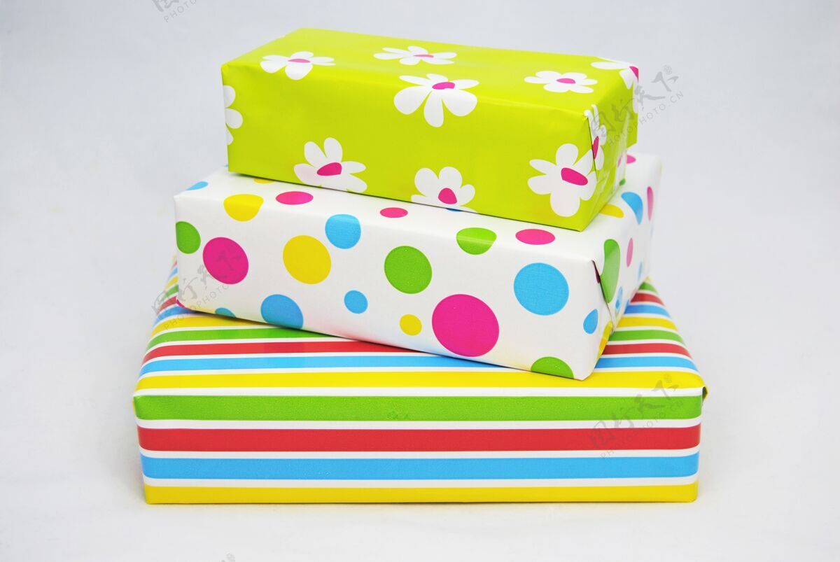 盒子特写镜头包装彩色礼品盒上的白色表面季节年惊喜
